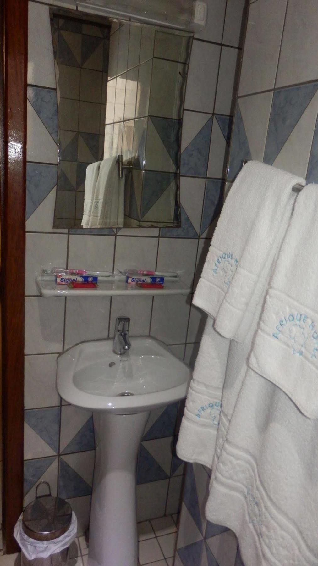 Afrique Hotel Douala Airport Bagian luar foto