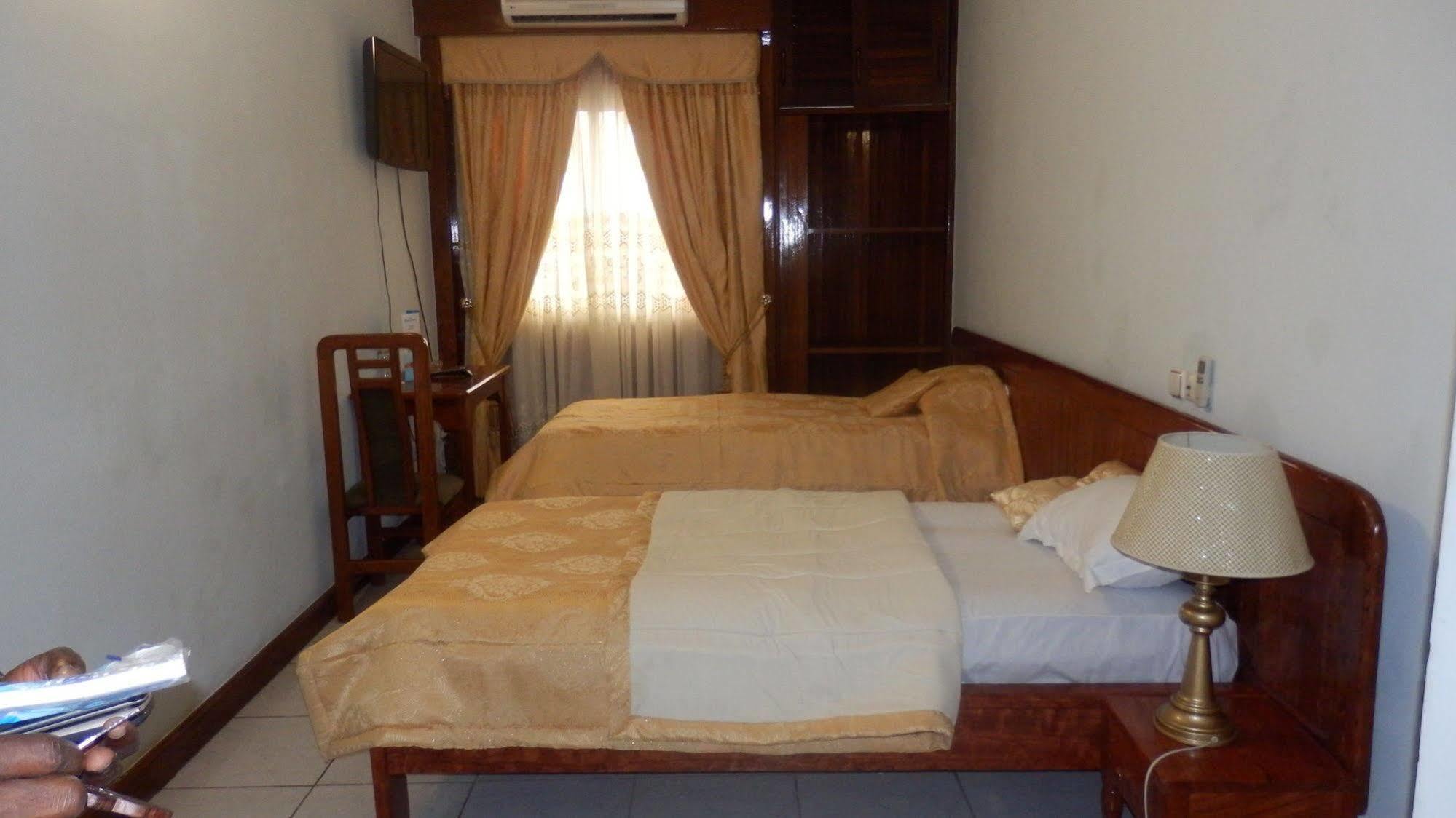 Afrique Hotel Douala Airport Bagian luar foto